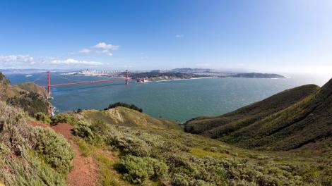 Las pintorescas vistas de un puente emblemático art decó y San Francisco de fondo