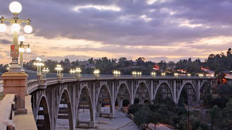 El Colorado Street Bridge, un arco de concreto con un estilo de bellas artes construido en 1913