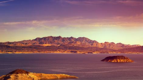 Una roca se asoma en la superficie de una reserva tranquila