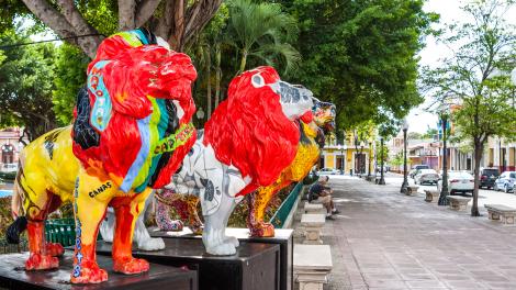 Colorful lion statues on display in Plaza Las Delicias
