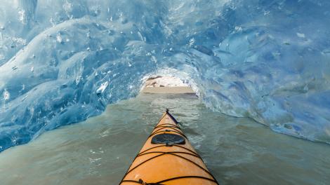 Navegando a través de un escenario surrealista en el Mendenhall Glacier Lake