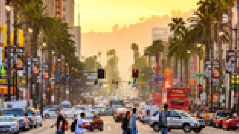 Animada actividad en el icónico Hollywood Boulevard