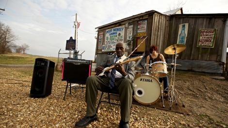 密西西比州一家小酒館外的藍調音樂家