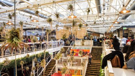 El patio de comidas de Anaheim Packing District, reformado a partir de una antigua planta de embalaje de cítricos