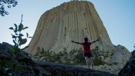 Admirando la inmensidad del Devils Tower National Monument