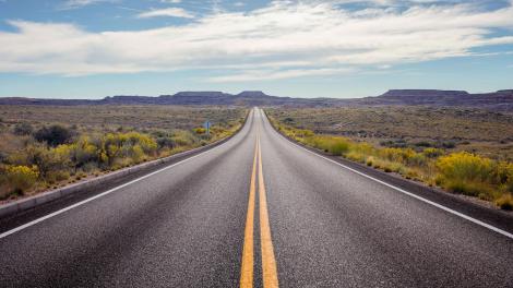 Voyage sur la Route 66 à travers le Petrified Forest National Park dans le Nord-Est de l’Arizona