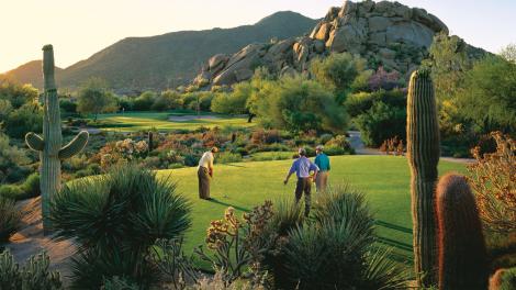 Una ronda de golf rodeada de los impresionantes paisajes en The Boulders Golf Club