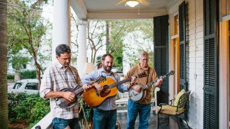 Des musiciens à l’occasion d’une « porch party » à Charleston