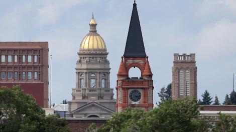 Le Cheyenne Depot Museum et le Capitole de l’État du Wyoming en arrière-plan