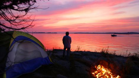Paisible coucher de soleil dans une aire de camping perdue au bord de l’eau