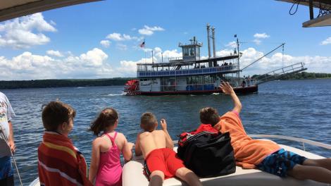 Plaisanciers saluant les passagers du bateau à aubes Chautauqua Belle sur le lac Chautauqua