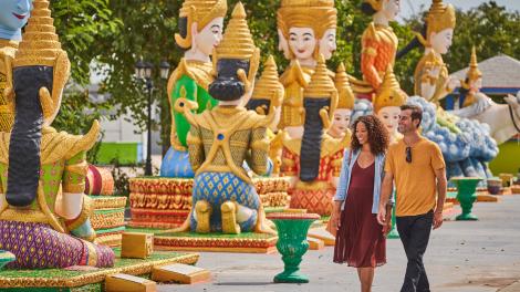 Paseando por los terrenos del Wat Dhammararam Cambodian Buddhist Temple, que tiene más de 90 estatuas talladas a mano
