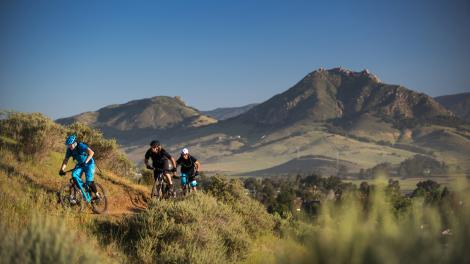 Ciclismo de montaña por senderos en las colinas