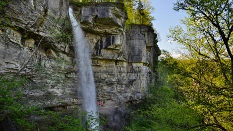 Randonnée sur l’Indian Ladder Trail en direction d’une chute d’eau du John Boyd Thacher State Park