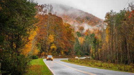 Viajando por el Eastatoe Valley, Carolina del Sur, durante el otoño