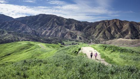 Practicando senderismo con vistas a la montaña en Golden Valley Ranch Open Space