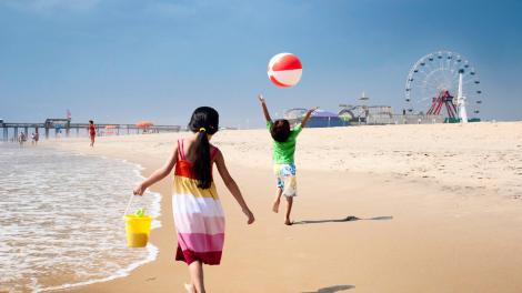 Enfants jouant le long de la plage