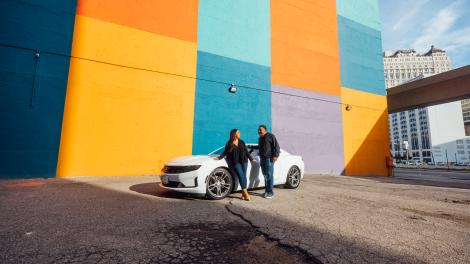 Posando en frente de un mural en Detroit, Michigan