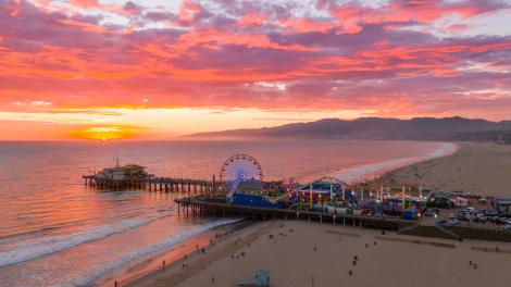 Una perfecta puesta de sol en el océano Pacífico sobre el Santa Monica Pier