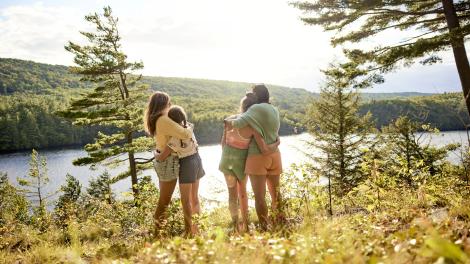 Des voyageurs se délectent de la beauté naturelle de Forks, dans le Maine