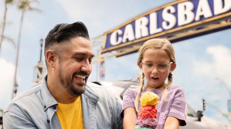 Disfrutando de un día en el centro de entretenimiento Carlsbad Village 