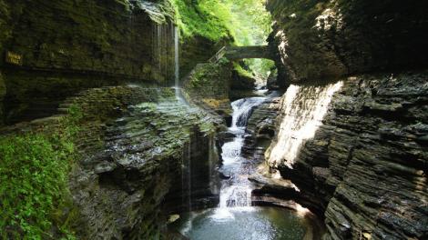 Les magnifiques chutes Rainbow du Watkins Glen State Park, près de Watkins Glen, État de New York