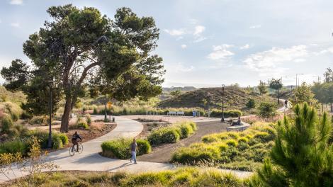 Senderos verdes en el complejo deportivo y recreativo Great Park