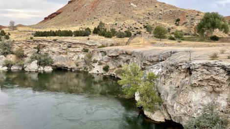 Hot Springs State Park en Thermopolis, Wyoming, hogar de las aguas termales minerales más grandes del mundo