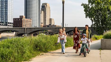 Promenade sur la Riverwalk, dans le centre-ville de Grand Rapids