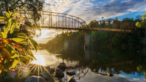 El Fair Oaks Bridge cruza el American River