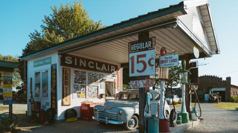 位于密苏里州阿什格罗夫的老式加油站 Gary’s Gay Parita