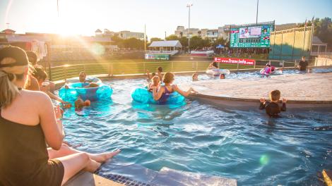 Moment de détente dans la rivière artificielle de Riders Field pendant un match de base-ball des Frisco Roughriders