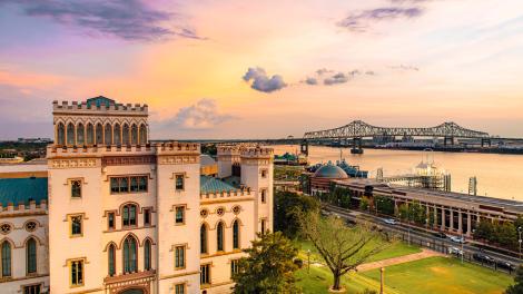 Old State Capitol und Riverfront Plaza in der Abenddämmerung