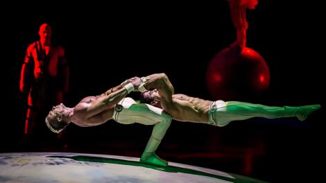 Corpos que se dobram em formas inacreditáveis. Força e resistência harmonizadas com música para agradar olhos e ouvidos.