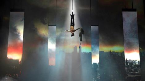 후디니의 상징적인 탈출 마술을 재해석한 크리스 엔젤!