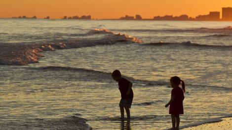 在夕阳下的海滩上嬉戏