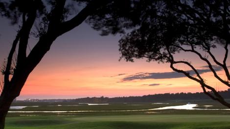 南卡罗来纳州美特尔海滩巡回赛球员俱乐部高尔夫球场上方的日落美景