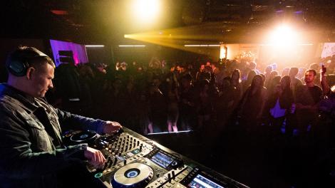 Le DJ, producteur et remixeur américain Kaskade aux platines