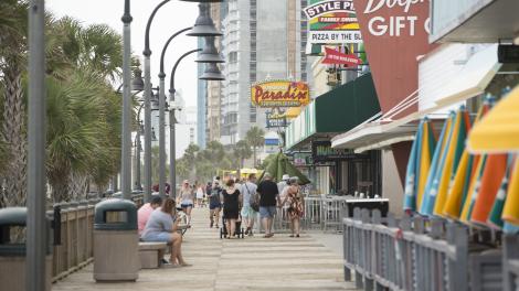 漫步于美特尔海滩栈道