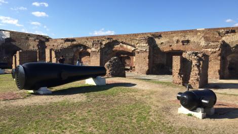 南卡罗来纳州萨姆特堡国家纪念碑旁的加农炮