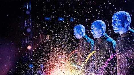 O Blue Man Group surge em cores vivas e com um som vibrante