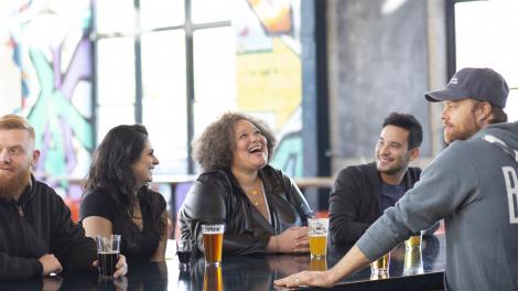Lady Lark et ses amis boivent un verre dans une brasserie de Minneapolis, Minnesota Lady Lark et ses amis boivent un verre dans une brasserie de Minneapolis, Minnesota