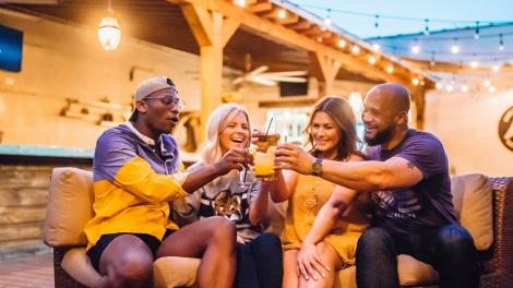 루이지애나주 배턴루지의 쓰리 롤 이스테이트에서 현지 생산 증류주로 만든 칵테일 맛보기