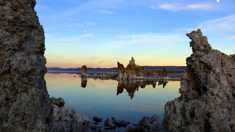 El atardecer en Mono Lake destaca la belleza de este antiguo cuerpo de agua