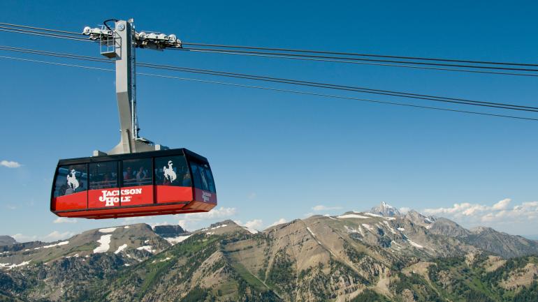 Un tranvía aéreo en el Jackson Hole Mountain Resort en Wyoming