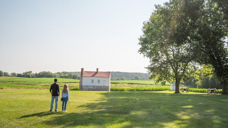 Una pareja viendo sitios históricos en el Monocacy National Battlefield en Frederick, Maryland