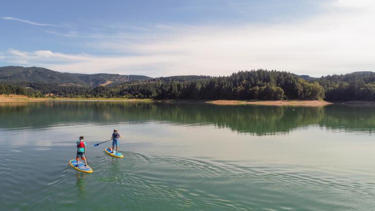 Paddle sur le Henry Hagg Lake à Hillsboro, Oregon