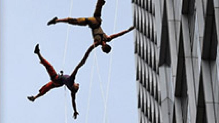 Danseurs de la troupe Bandaloop