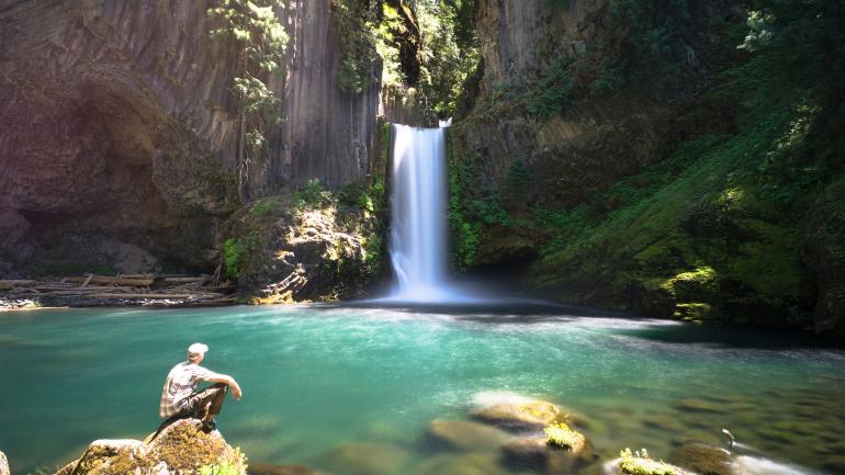 俄勒冈州众多瀑布之一