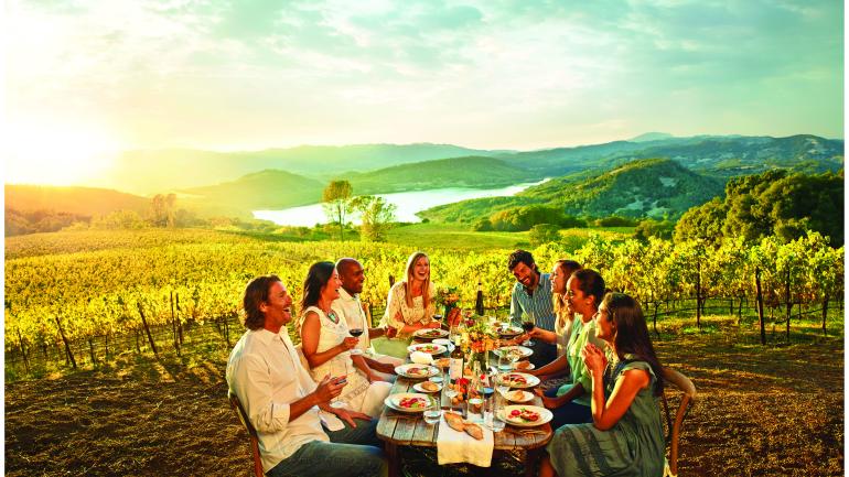 Que vous ayez vue sur l’océan ou les vignobles, quoi de plus agréable qu’une table en extérieur à l’heure du repas en Californie ?